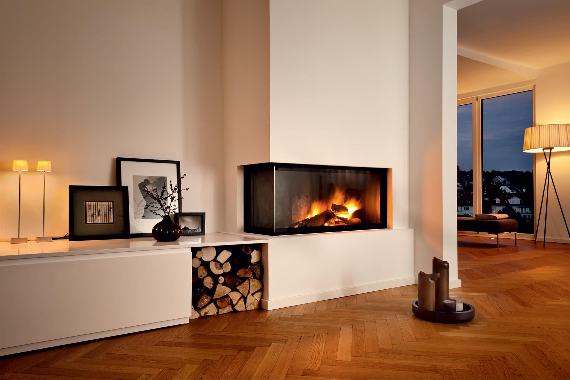 Cheminée Rüegg 720 Giant dans un grand séjour