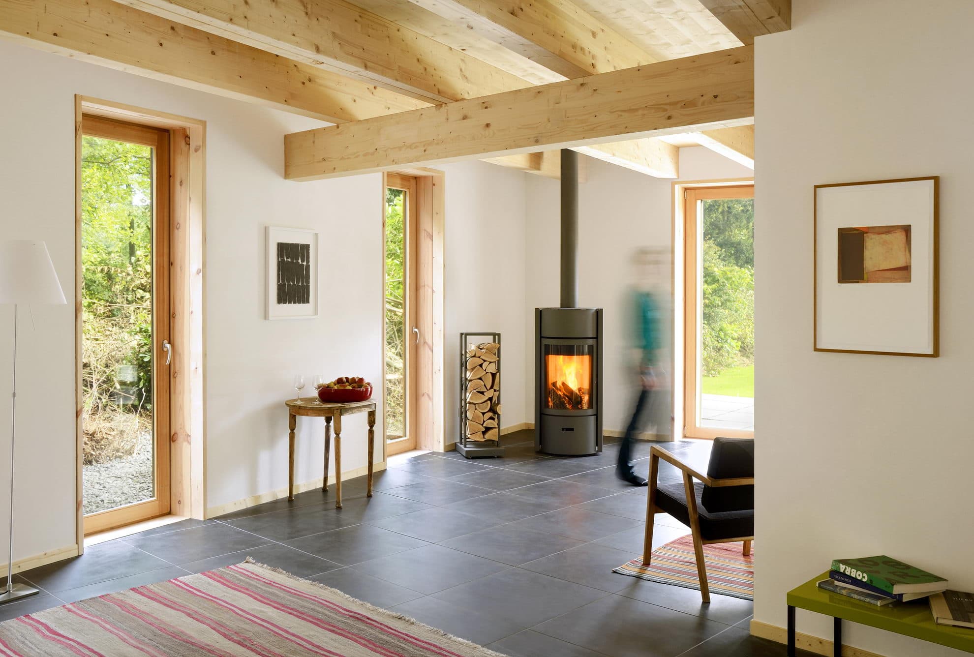 Cheminée sur-mesure S30 v3 Rhodes Genèse dans un intérieur élégant