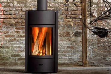 Poêle à bois contemporain présenté en showroom Salvador